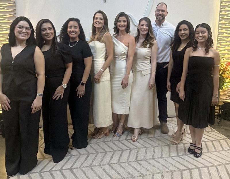 Equipe Odontolog celebra a inauguração da nova clínica