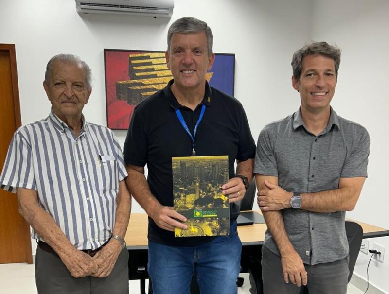 Vitalino Crellis, do Sincomércio, e Raul Audi Junior, da Acipp, com o Comerciante Símbolo, Marcelo Nicoluci (centro)