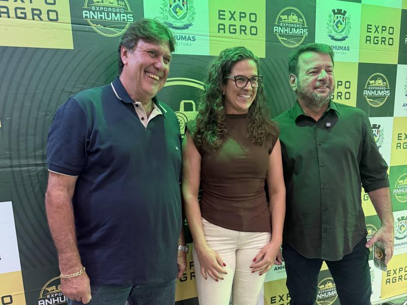 Prefeito Adailton Menossi, a vice-prefeita Iara Ricci e o organizador dos leilões, Marcos Tadeu Cavalcante