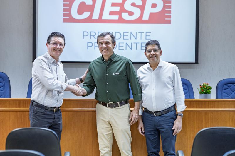 O presidente da Sicredi Rio Paraná, Jorge Guedes; o diretor do Ciesp de Presidente Prudente, Itamar Alves de Oliveira Junior; e o diretor executivo da Sicredi Rio Paraná, Vanderlei Oliveira