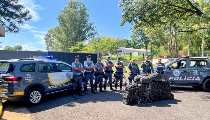 Equipes policiais montaram cerco estratégico e localizaram 257,3 kg de maconha e 13,8 kg de skunk