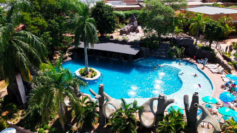 Bar molhado com piscina borbulhante no Terra Parque Eco Resort