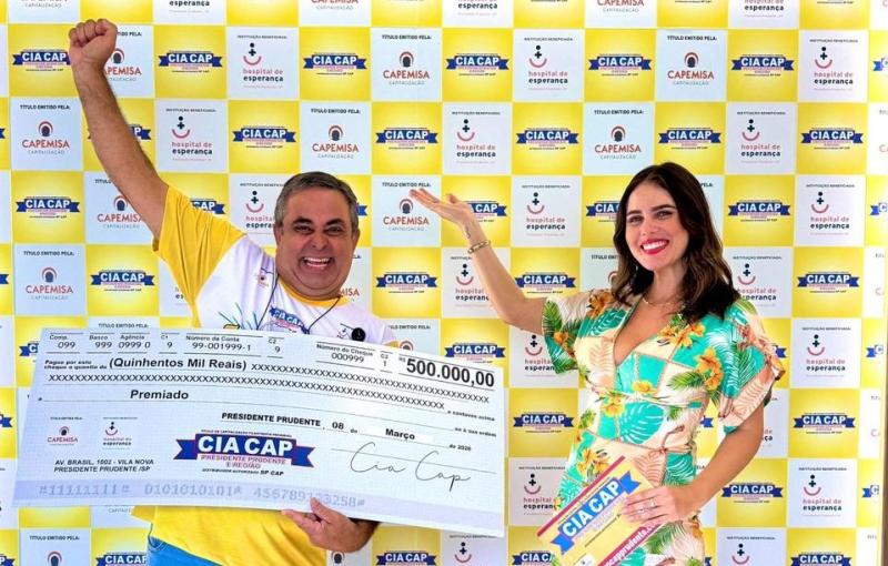 O felizardo Antonio Marcos Vuolo, com a repórter CiaCap, Tati Piovanni