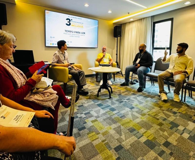 Programação incluiu mesas de debate, apresentação de projetos e conversas com autores convidados