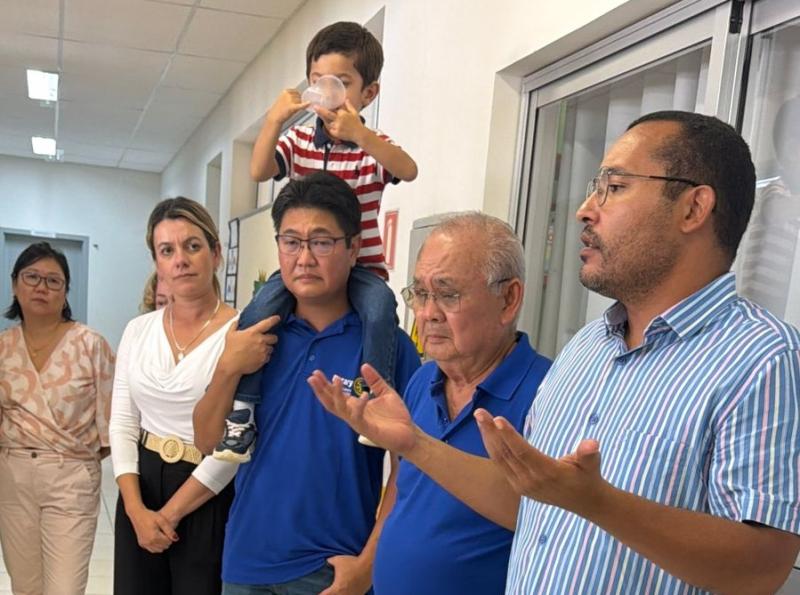 Padre Adilson abençoa a nova Sala Multiuso Sueli Miyasaki, lembrando que o verdadeiro legado de uma protagonista de vida é a luz que ela deixa para quem fica