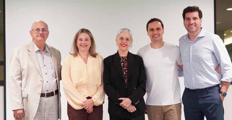 Dr. Paulo Mazaro, eleito diretor de mercado; Dra. Juliana Cristina Kuhn Medina, eleita diretora-presidente; Dra. Nilva Galli, eleita diretora-superintendente; Dr. Jorge Filipe Del Padre Gomes, eleito diretor administrativo; e Dr. João Artoni, atual presidente da Unimed Prudente.