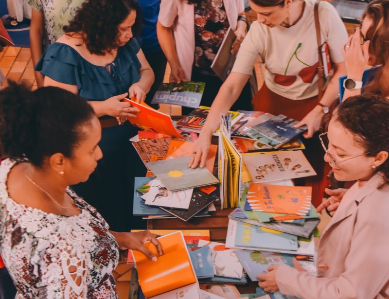 Proposta busca democratizar o acesso à leitura e incentivar a formação de novos leitores