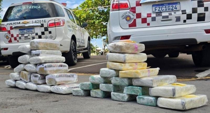 Suspeitas foram flagradas com 17 tabletes de skunk, 10 de pasta base de cocaína e outros sete de cocaína