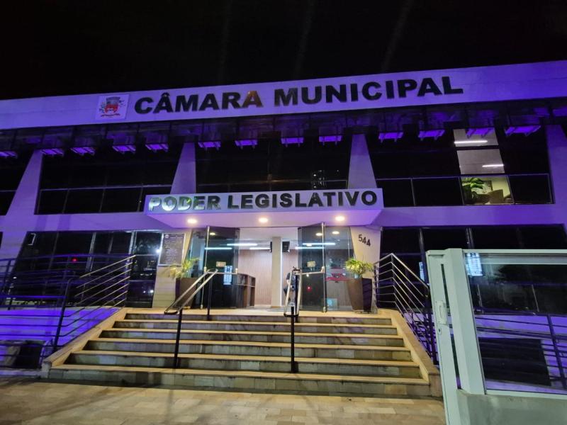 Prédio está iluminado em alusão à campanha Março Lilás