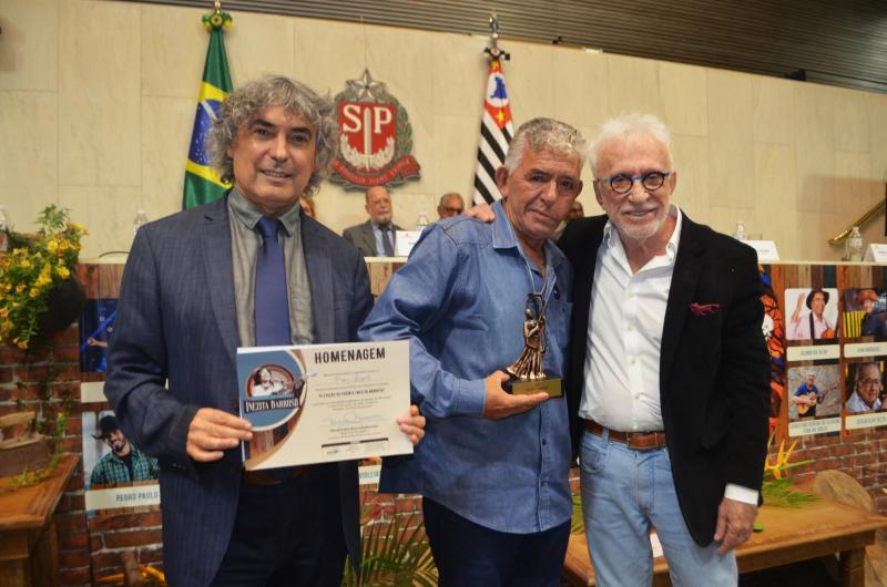 Pépe Legal recebeu o Prêmio Inezita Barroso ao lado de Moacir Franco 