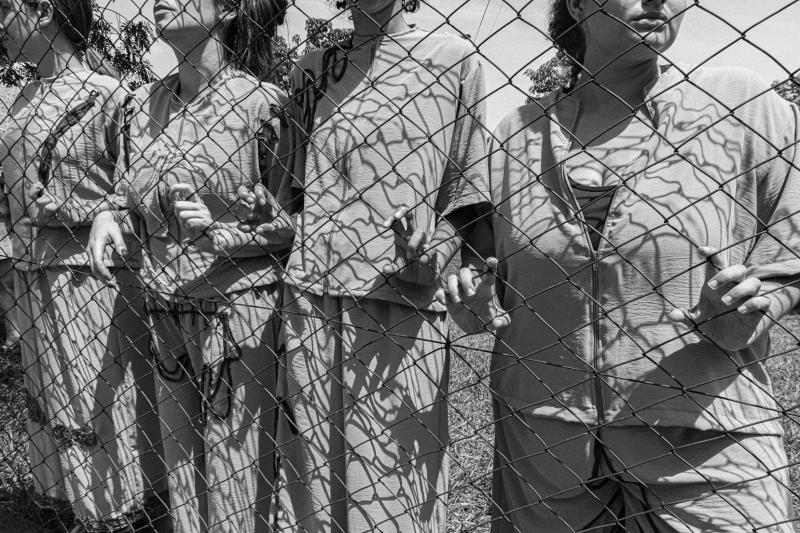 Espetáculo tensiona o olhar do espectador e provoca reflexões sobre liberdade, invisibilidade e direitos