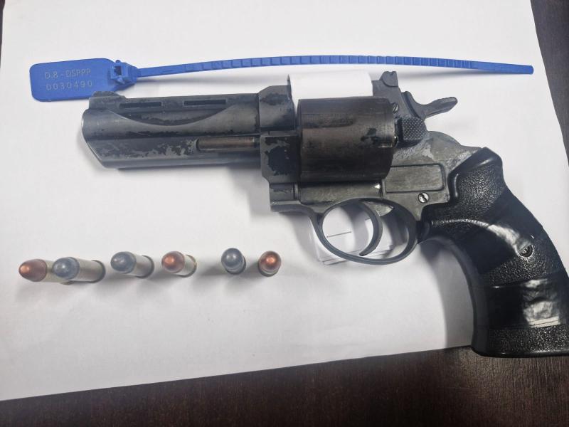 Revólver calibre 38, municiado com cinco cartuchos íntegros e um percutido foi encontrado com suspeitos
