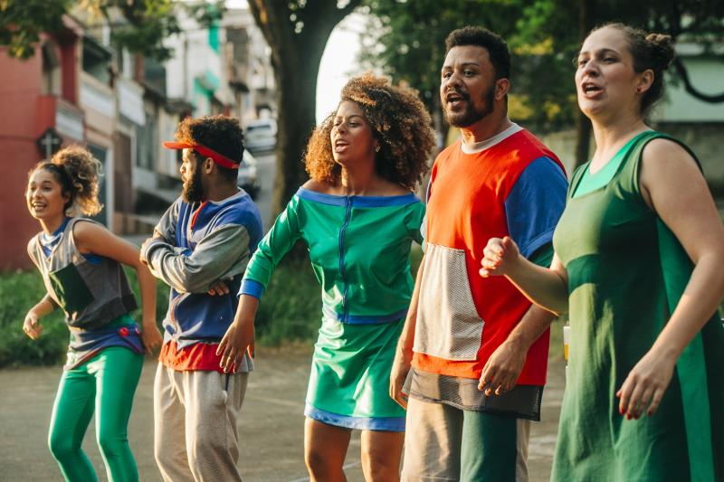 “Ladeira das Crianças” mistura elementos do teatro e do funk para contar a história de um menino curioso que sonha em se tornar DJ