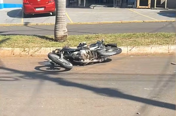 Em Regente Feijó, rapaz perdeu controle de moto ao passar em vão e bateu contra e placa e árvore
