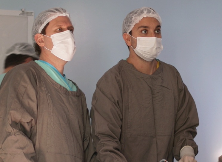 Inovação em foco: os cirurgiões urologistas, Dr. Felipe Moura e Dr. Fábio Peretti, durante a realização da primeira linfadenectomia videoendoscópica do oeste paulista, no Hospital de Esperança
