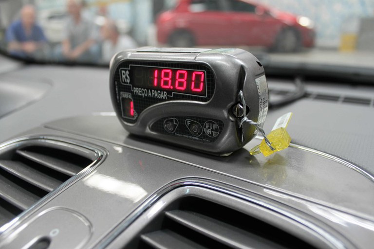 Taxistas de Prudente deverão realizar mudança de tarifa dos taxímetros instalados em seus veículos