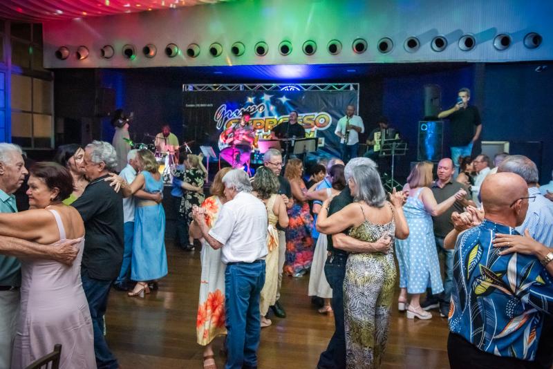 Grupo Expresso Musical fará Noite Dançante de 8 de maio