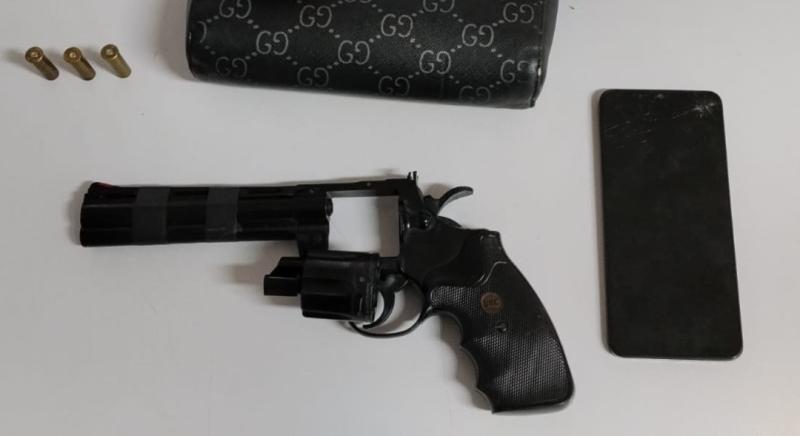 Além do simulacro, foram apreendidas cápsulas deflagradas, uma bolsa e o celular menor