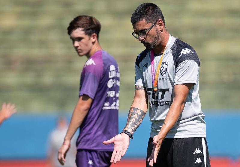 Lucas Ligio comanda o Sub-17; ele é de Florianópolis (SC) e estava no Figueirense