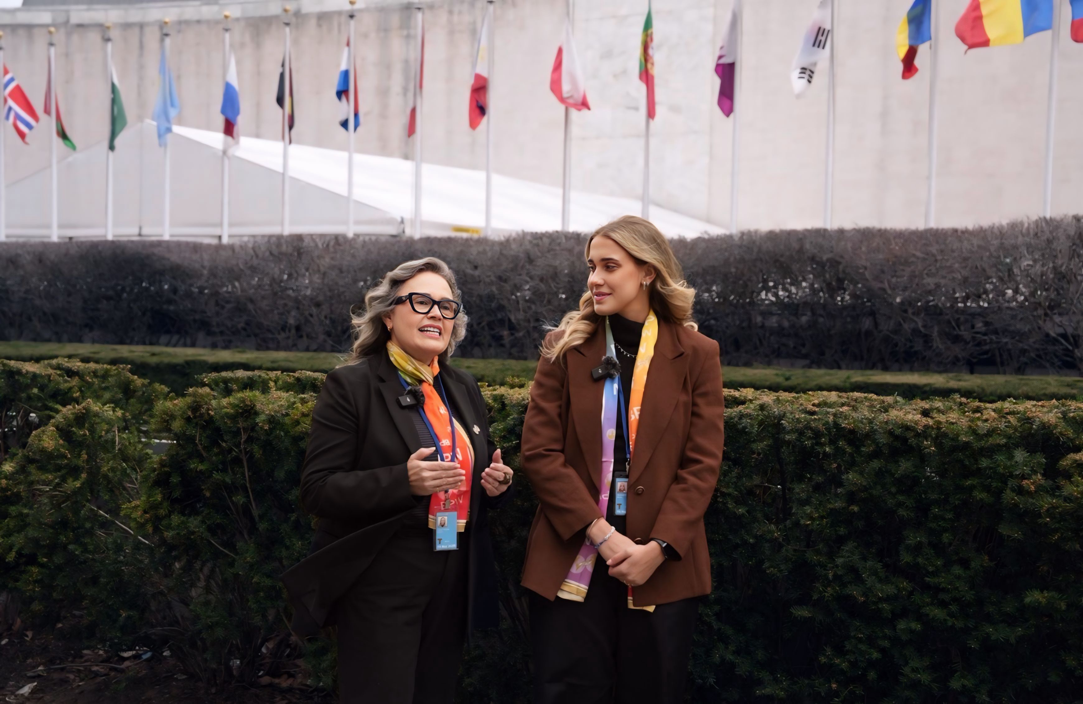 Sandra Yokota e Martha Moraes em frente à sede da ONU