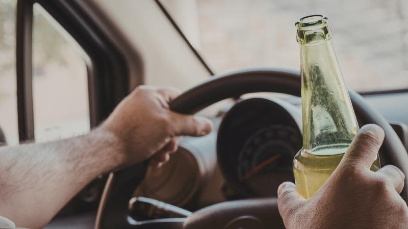 Dirigir sob efeito de álcool ou recusar a soprar bafômetro são consideradas infrações gravíssimas