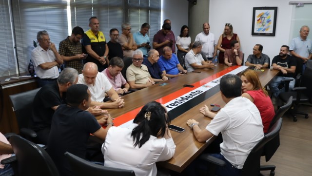 Coletiva de imprensa foi realizada na manhã desta segunda-feira, no gabinete do Paço Municipal