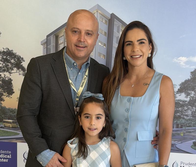 Empreendedor Alexandre Daguano, com a esposa e filhinha