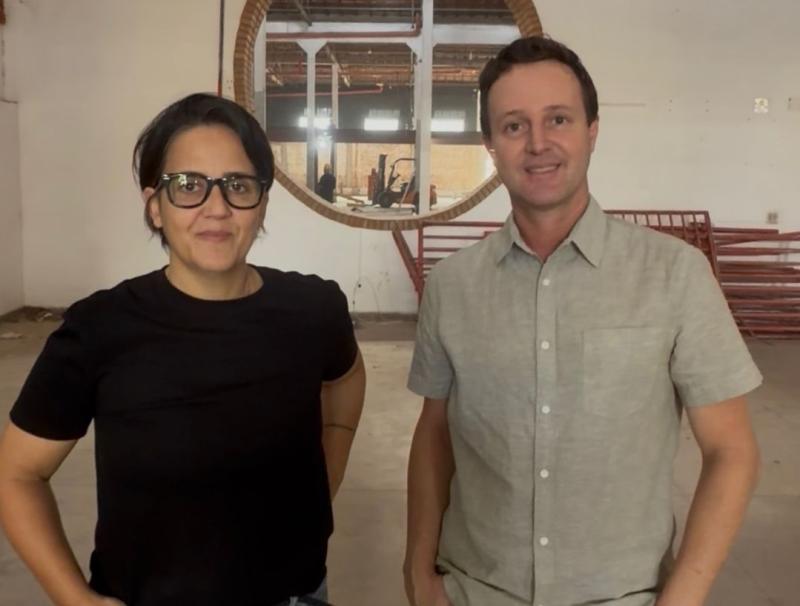 Paulo Silvio Sanches e a arquiteta Cris Pasquini, no Centro Cultural Matarazzo 