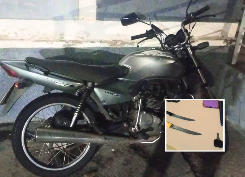 Com os menores, PMs localizaram quatro capacetes, duas facas e uma chave mixa, além das motos