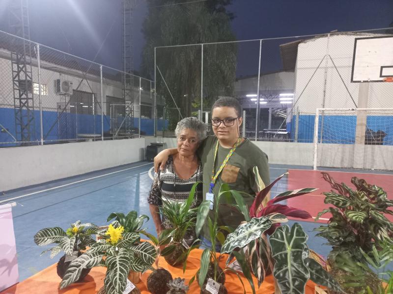 Pessoas autistas: mamãe Solange, de 56 anos, e o filho Gabriel, de 19 anos