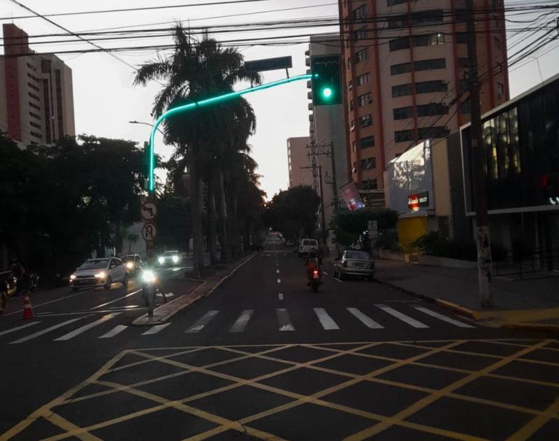 Novo sistema contará com faixas de LED nos “braços” dos postes