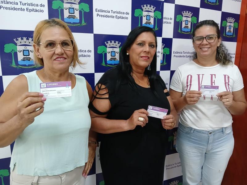 Mulheres que receberam a carteirinha 