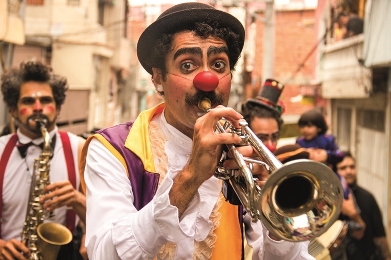 Apresentação traz o palhaço Mínimus, que vive sozinho cercado por objetos e instrumentos musicais, até receber a notícia de uma visita inesperada