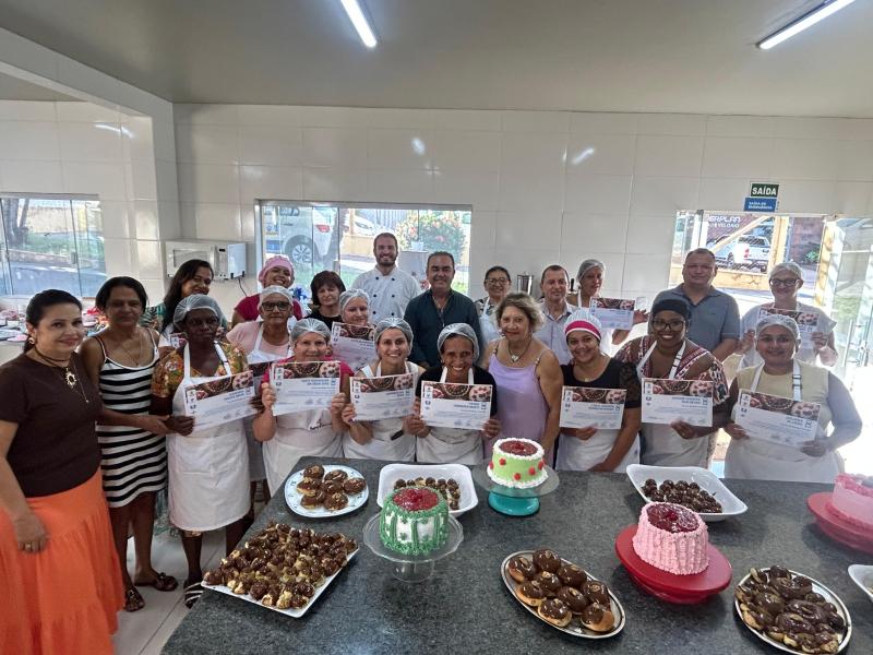 Curso de Bolos e Tortas forma 20 alunas em Pirapozinho