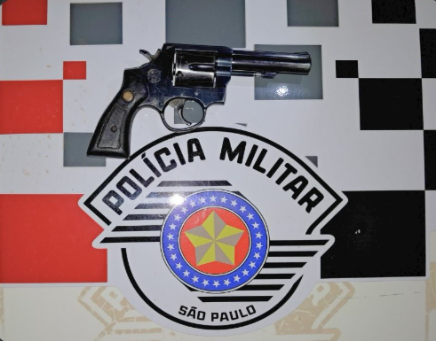 Em Estrela do Norte, condutor de um Ônix foi surpreendido com revólver calibre 38 e R$ 7.255,00