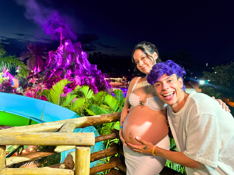 O influencer Vini Theophilo e sua namorada revelaram ao mundo o sexo de sua bebê no Terra Parque