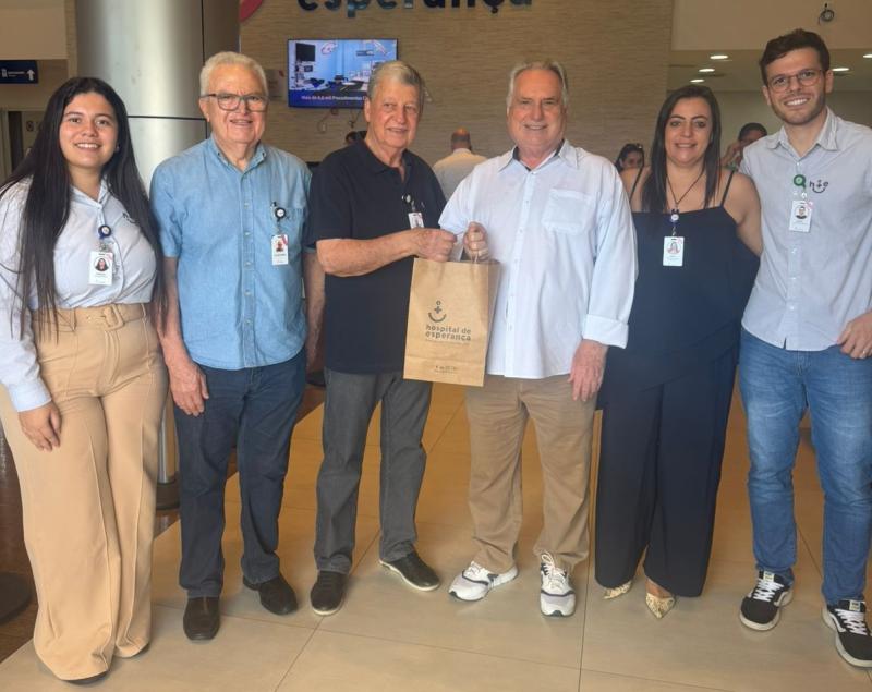 O empresário Osmar Capuci, presidente da Naturafrig, é recepcionado no Hospital de Esperança: grande benemérito do HE