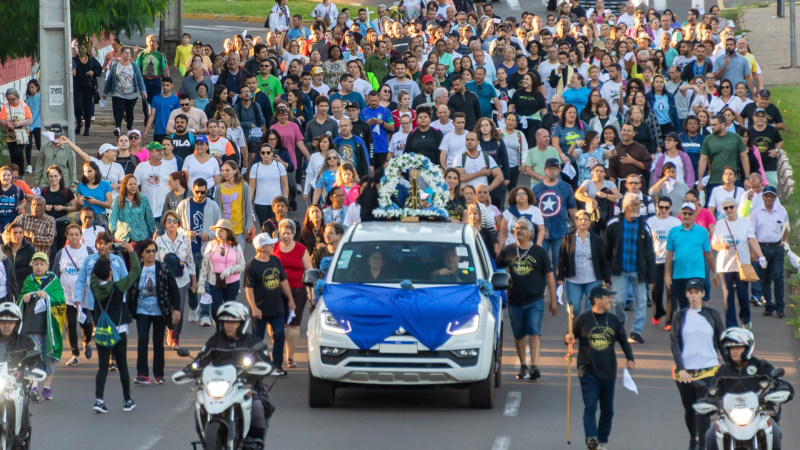 Anualmente, evento mobiliza fiéis em caminhada com imagem de Nossa Senhora Aparecida