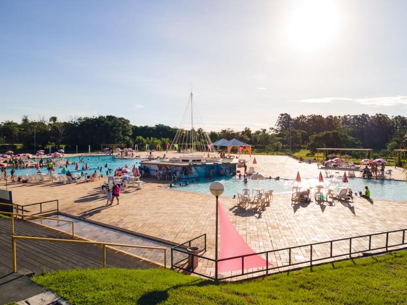 Hóspedes podem usufruir das piscinas com segurança e conforto para toda família
