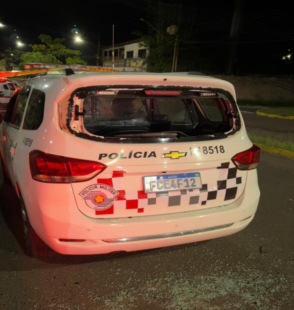 Durante ocorrência, populares arremessaram pedras contra viatura, que apresentou danos em vidro traseiro