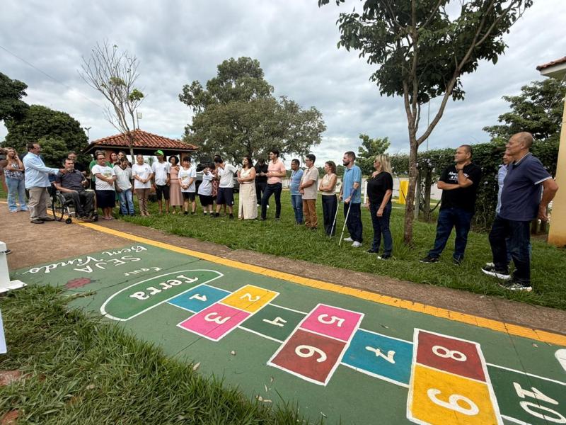 Espaço agora conta com amarelinha, que estimula coordenação motora e equilíbrio