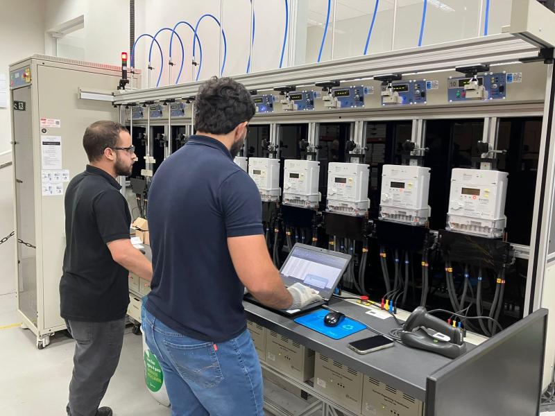 Equipe da Energisa realiza programação dos medidores inteligentes