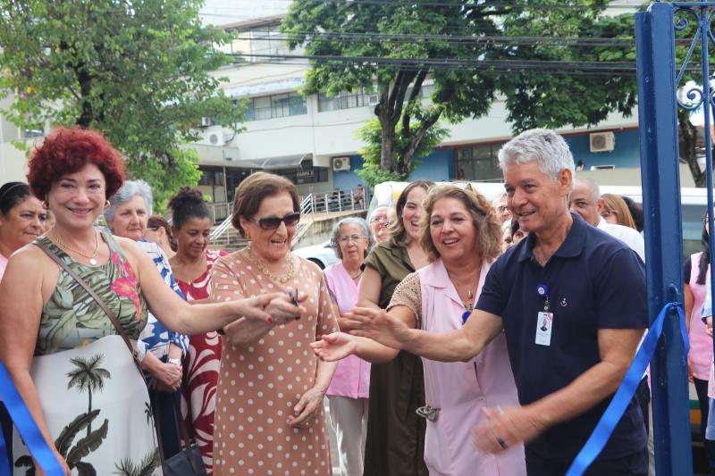 AS FUNDADORAS DO HE, BERNARDETE QUERUBIN E MARIA AUXILIADORA DESATARAM A FITA INAUGURAL, COM A COODENADORA DAS VOLUNTÁRIAS, EMILIA SUMIKO RAMOS E O DIRETOR DE HUMANIZAÇÃO DO HE, RUBENS AFONSO