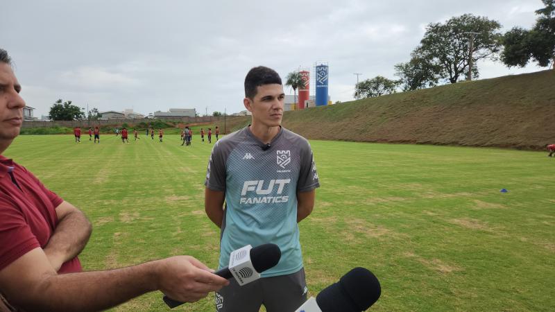 Técnico do Sub-15, Alisson Costa diz que o acolhimento é fundamental. “A gente recebe os meninos com muito carinho”