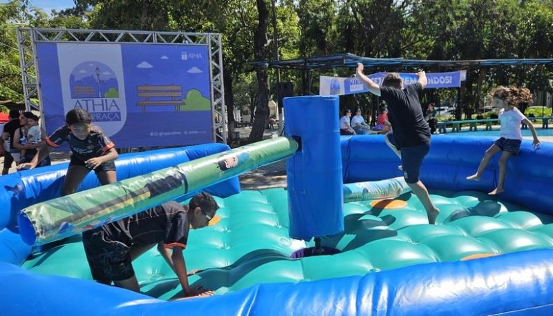 Durante quatro horas, permaneceram à disposição dos pequenos vários brinquedos infláveis
