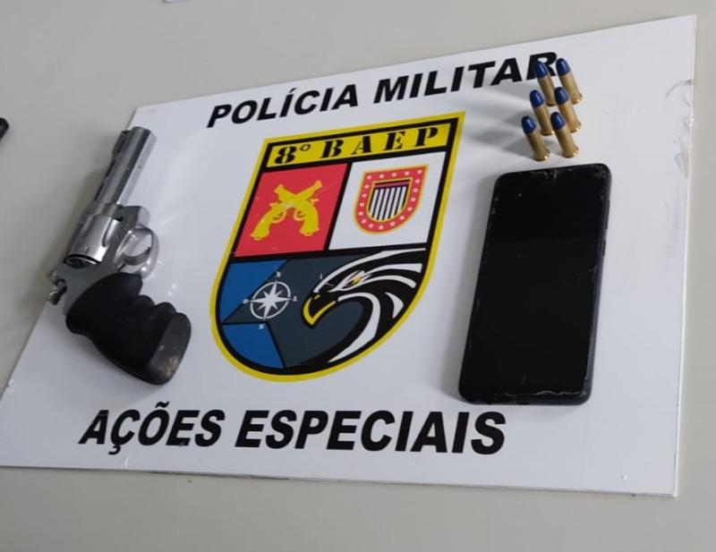 Armas e objetos subtraídos da vítima foram apreendidos pela Polícia Militar