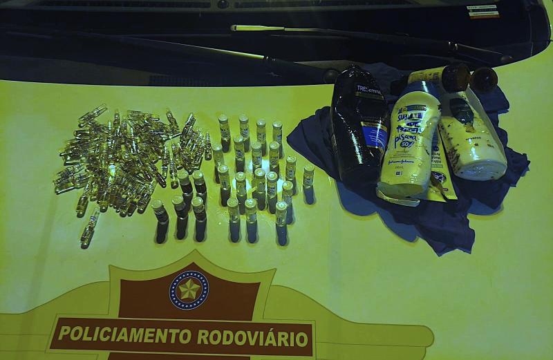 Ampolas estavam escondidas em recipientes de produtos de higiene que foram encontrados em veículo 