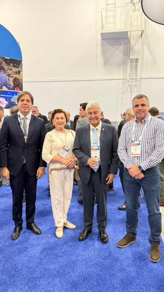 Momento de integração na NAB Show: O Ministro das Comunicações, Frederico de Siqueira Filho, ladeado pela diretora Marisa Coquemala das emissoras 98 e Band FM, o Senador Marcos Pontes e o CEO das emissoras prudentinas Gabriel Coquemala.