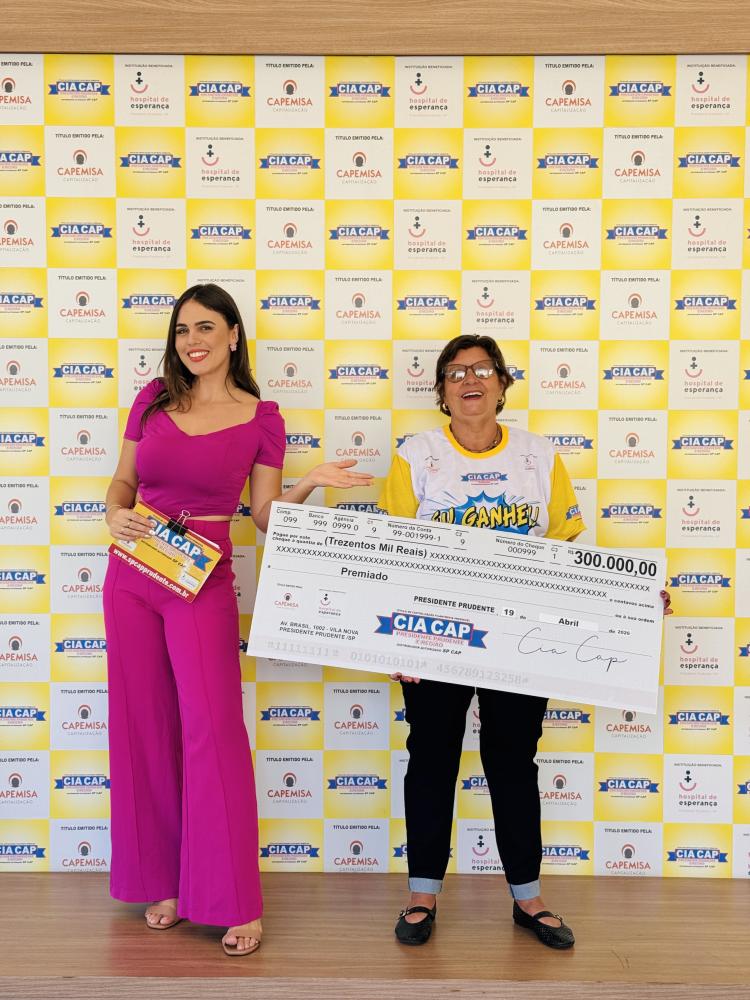 ZÉLIA MAURÍCIA DE JESUS RECEBE O CHEQUE SIMBOLICO DE 300 MIL REAIS DO CIACAP