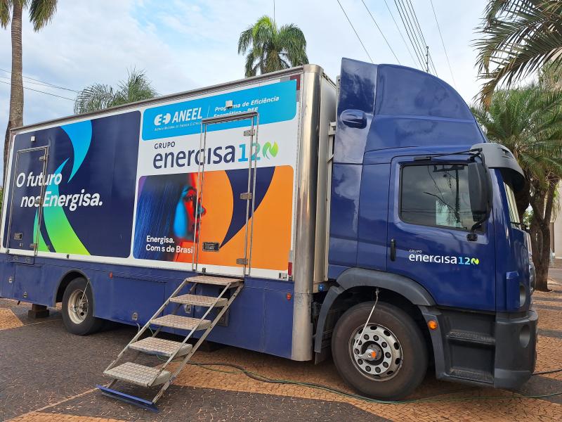 Caminhão da Energisa fica estacionado em Piquerobi nesta semana